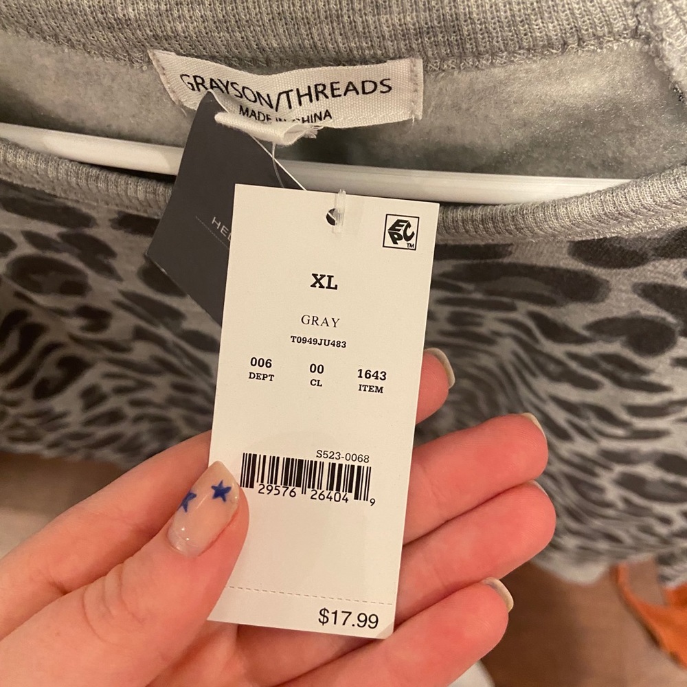nwt pullover - Picture 2 of 3